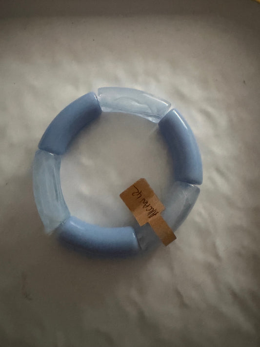 A_Bracelet curve bleu ciel et translucide