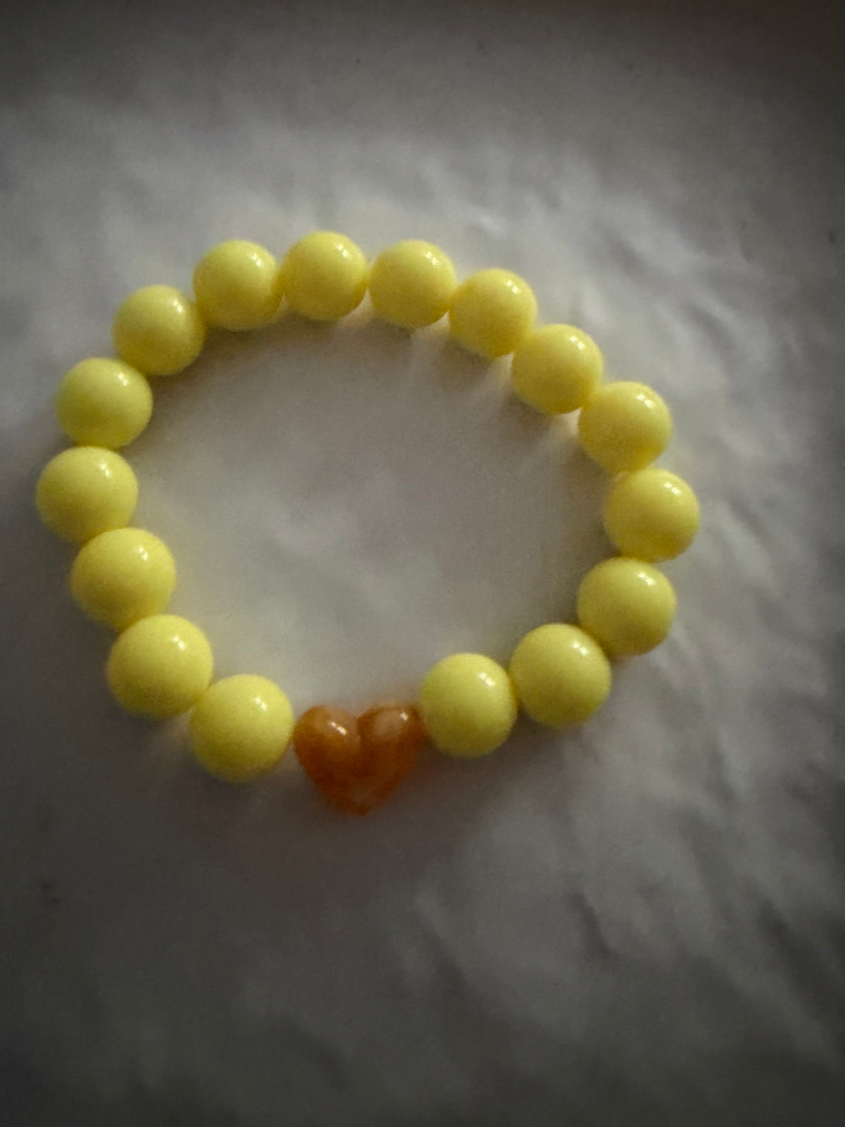 A_Bracelet perles rondes et coeur jaune
